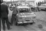 Krzysztof Woyciechowski oparty o Renault 8 Gordini